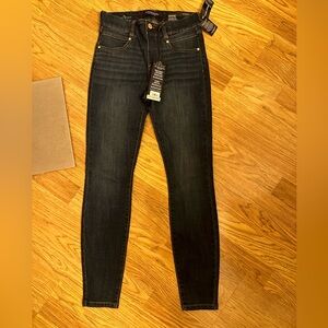 Ankle skinny Liverpool Gia Glider black jeans.